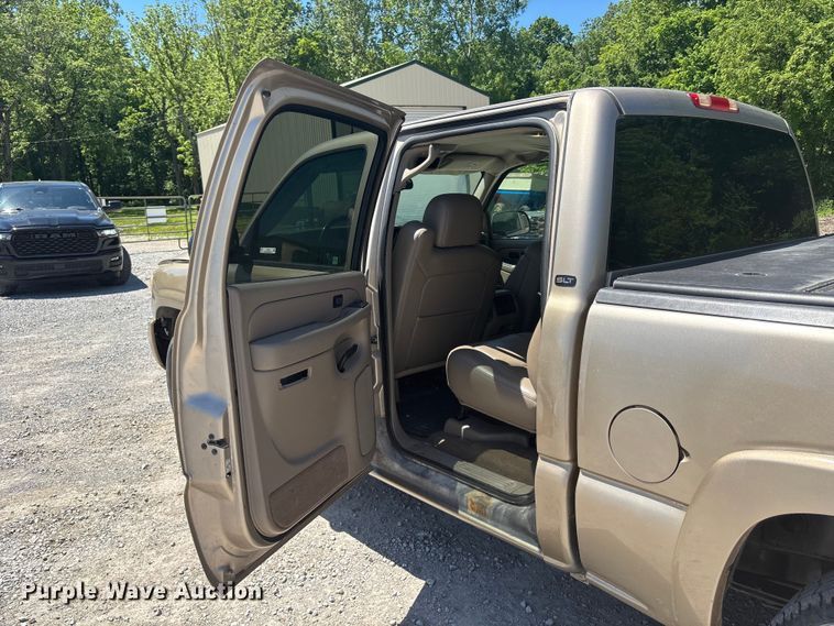 image for item FC4652 2005 GMC Sierra 1500 Crew Cab pickup truck