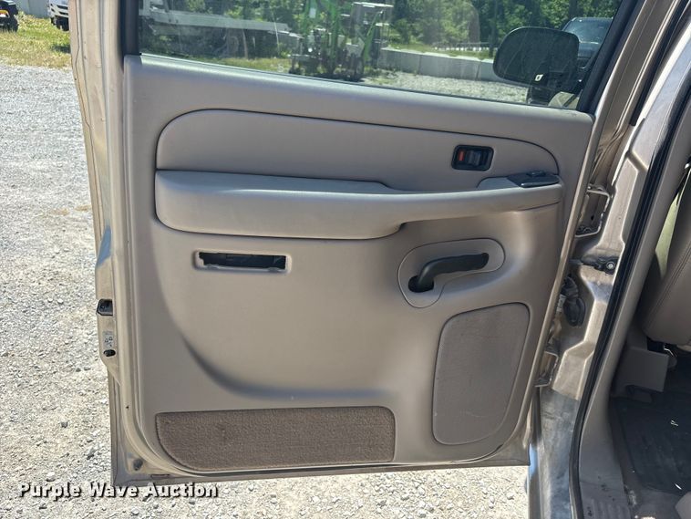 image for item FC4652 2005 GMC Sierra 1500 Crew Cab pickup truck