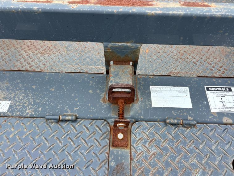 image for item FC5464 2013 JLG Trailer  1012 equipment trailer