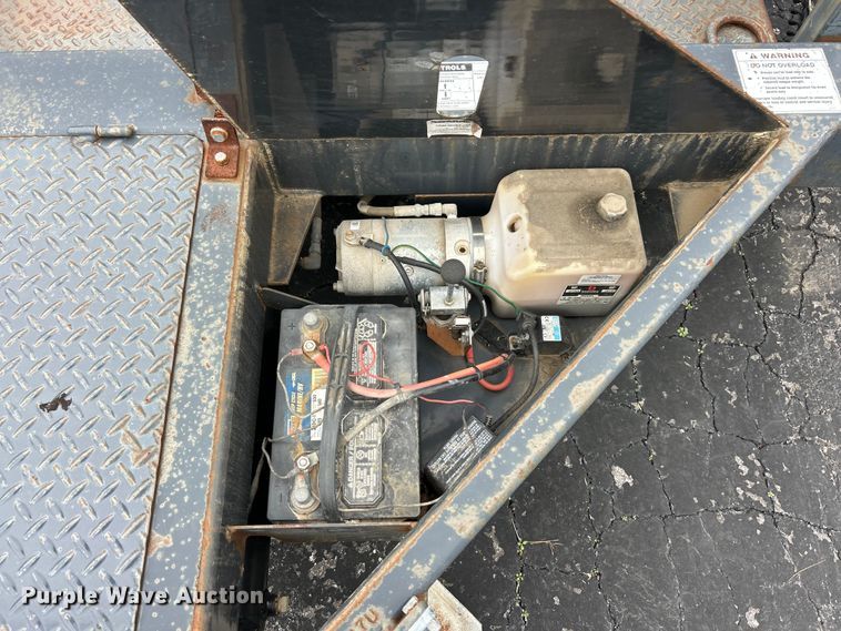 image for item FC5464 2013 JLG Trailer  1012 equipment trailer