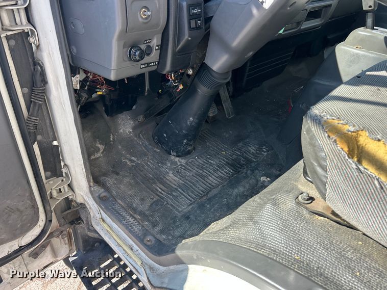 image for item FC5475 2005 Isuzu NPR-HD box truck