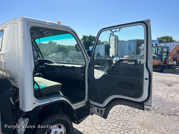 image for item FC5475 2005 Isuzu NPR-HD box truck