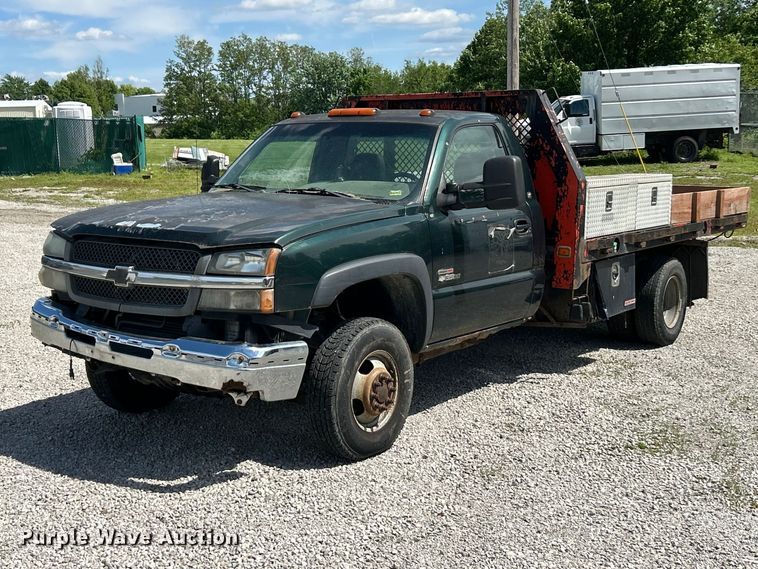2003 Chevrolet Silverado 3500 flatbed pickup truck