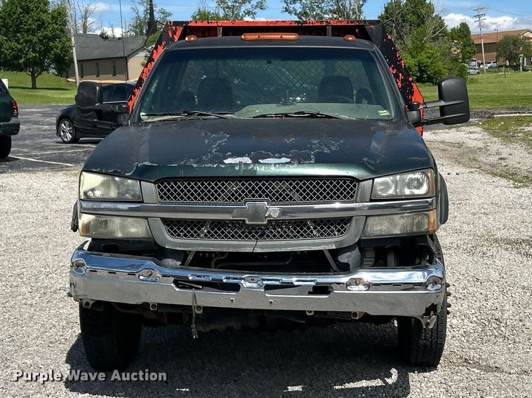 image for item FC5477 2003 Chevrolet Silverado 3500 flatbed pickup truck