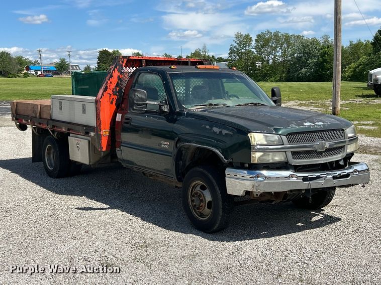 image for item FC5477 2003 Chevrolet Silverado 3500 flatbed pickup truck