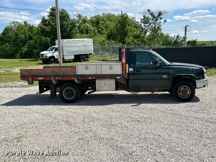image for item FC5477 2003 Chevrolet Silverado 3500 flatbed pickup truck