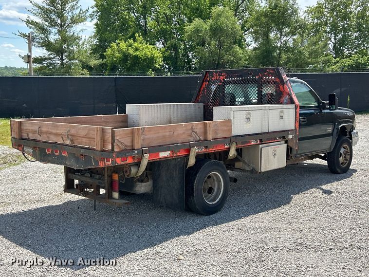 image for item FC5477 2003 Chevrolet Silverado 3500 flatbed pickup truck