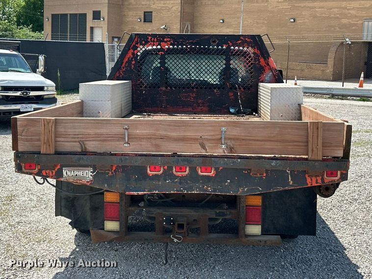 image for item FC5477 2003 Chevrolet Silverado 3500 flatbed pickup truck