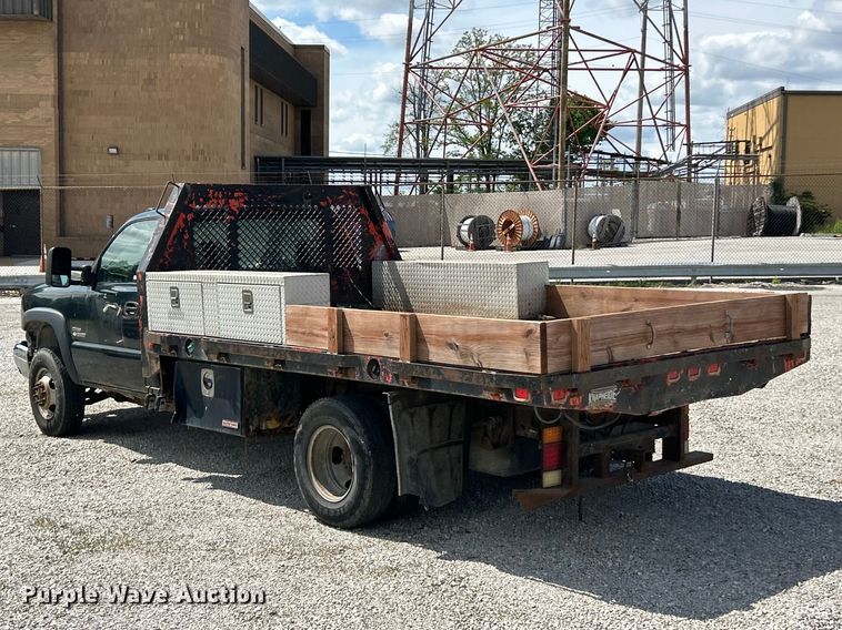 image for item FC5477 2003 Chevrolet Silverado 3500 flatbed pickup truck
