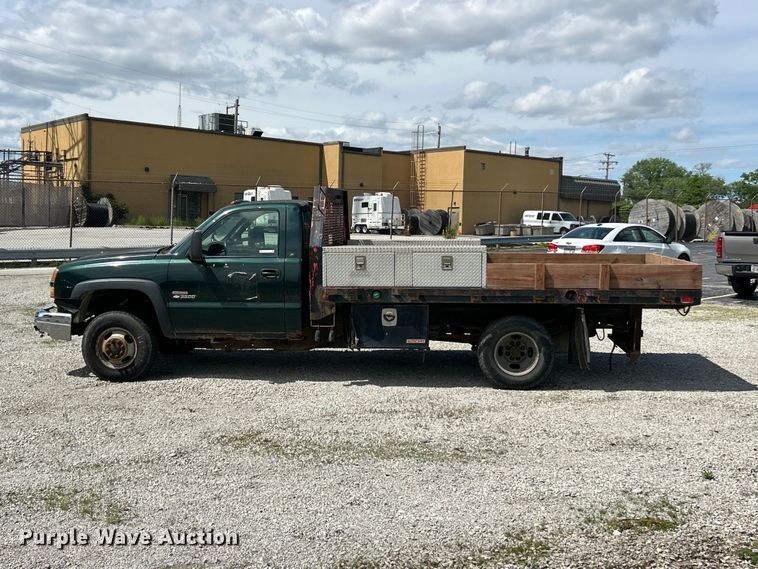 image for item FC5477 2003 Chevrolet Silverado 3500 flatbed pickup truck