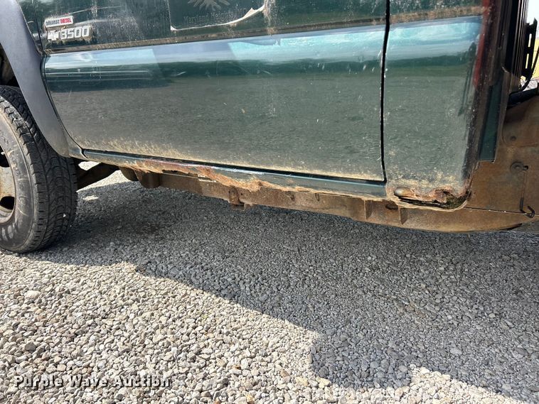 image for item FC5477 2003 Chevrolet Silverado 3500 flatbed pickup truck