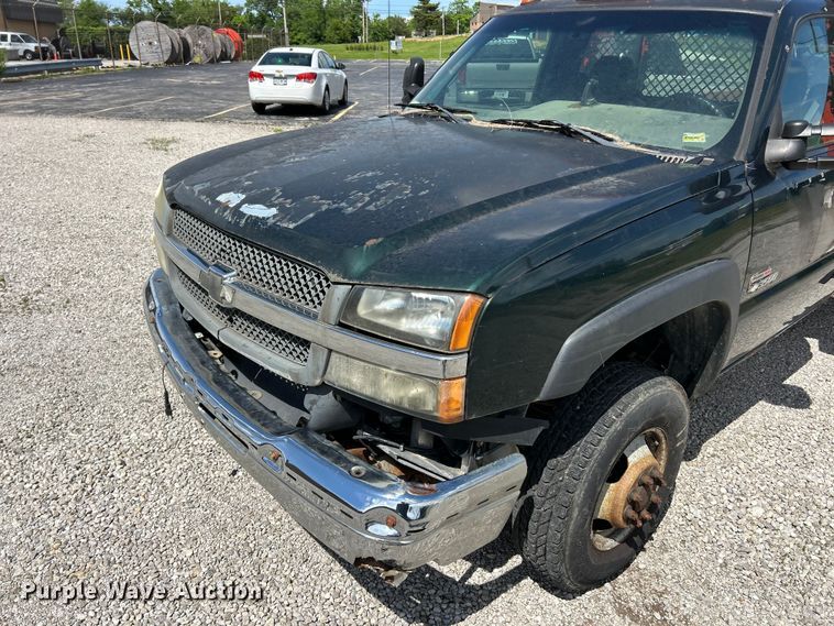 image for item FC5477 2003 Chevrolet Silverado 3500 flatbed pickup truck
