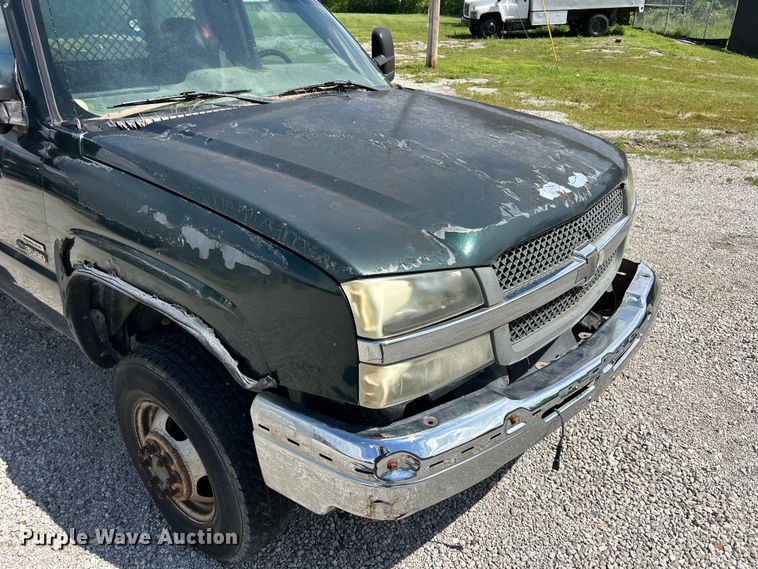 image for item FC5477 2003 Chevrolet Silverado 3500 flatbed pickup truck