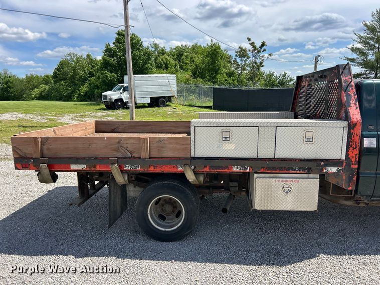 image for item FC5477 2003 Chevrolet Silverado 3500 flatbed pickup truck