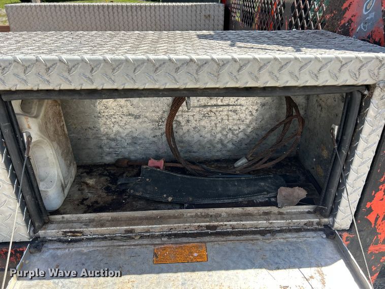 image for item FC5477 2003 Chevrolet Silverado 3500 flatbed pickup truck