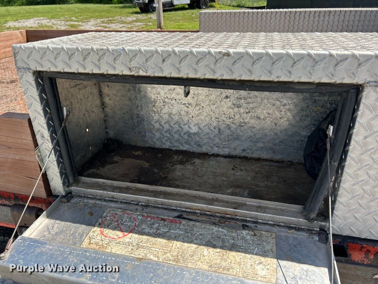 image for item FC5477 2003 Chevrolet Silverado 3500 flatbed pickup truck