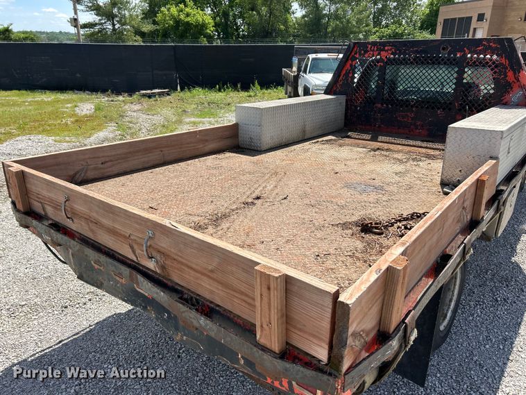 image for item FC5477 2003 Chevrolet Silverado 3500 flatbed pickup truck