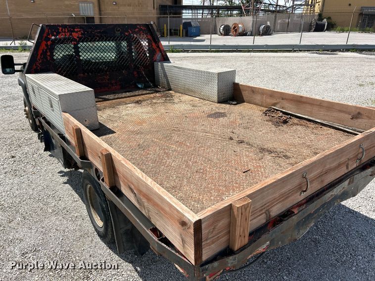 image for item FC5477 2003 Chevrolet Silverado 3500 flatbed pickup truck