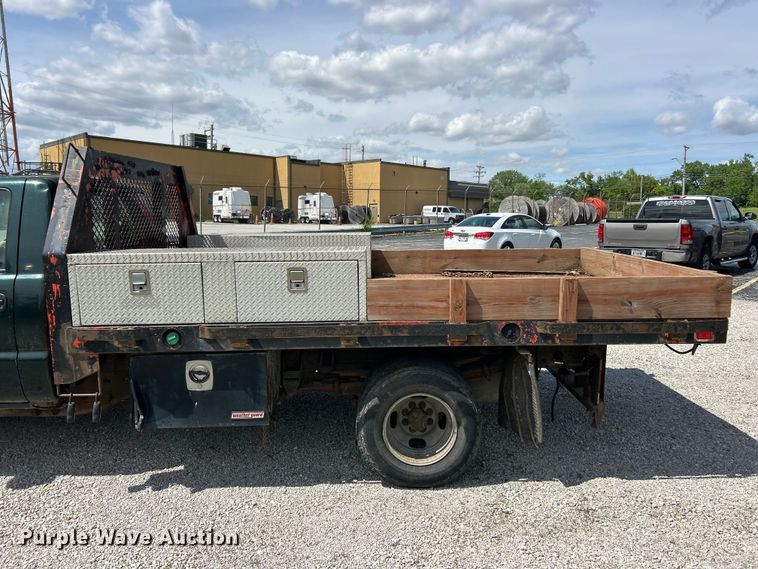 image for item FC5477 2003 Chevrolet Silverado 3500 flatbed pickup truck