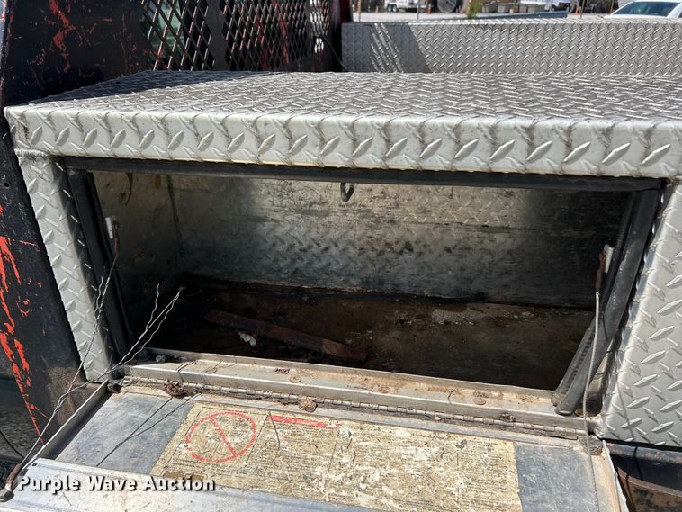 image for item FC5477 2003 Chevrolet Silverado 3500 flatbed pickup truck