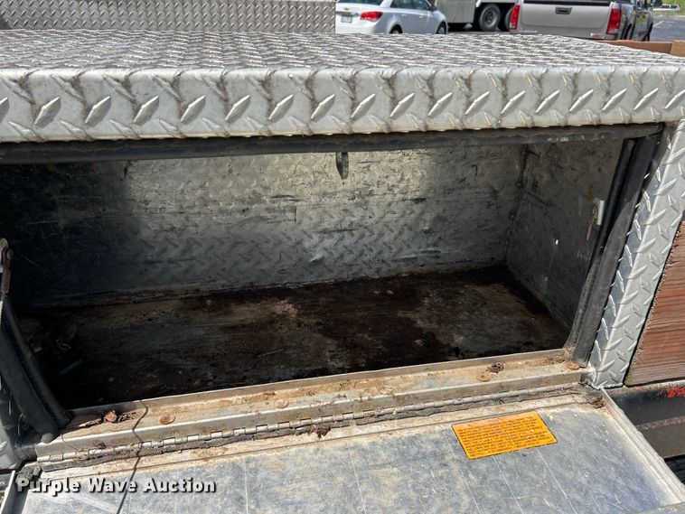 image for item FC5477 2003 Chevrolet Silverado 3500 flatbed pickup truck