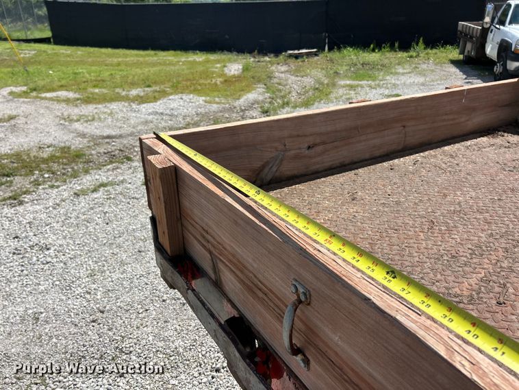 image for item FC5477 2003 Chevrolet Silverado 3500 flatbed pickup truck