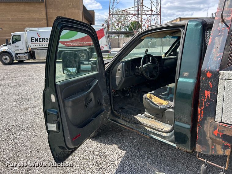 image for item FC5477 2003 Chevrolet Silverado 3500 flatbed pickup truck