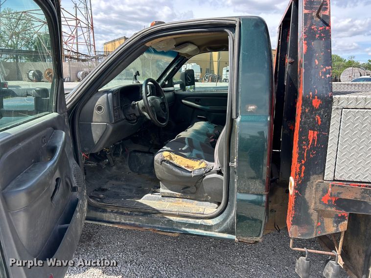 image for item FC5477 2003 Chevrolet Silverado 3500 flatbed pickup truck