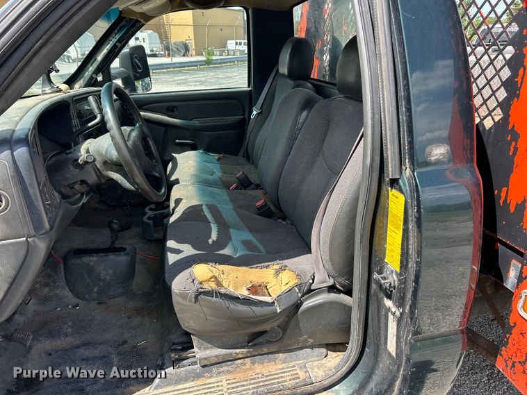 image for item FC5477 2003 Chevrolet Silverado 3500 flatbed pickup truck