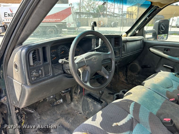 image for item FC5477 2003 Chevrolet Silverado 3500 flatbed pickup truck