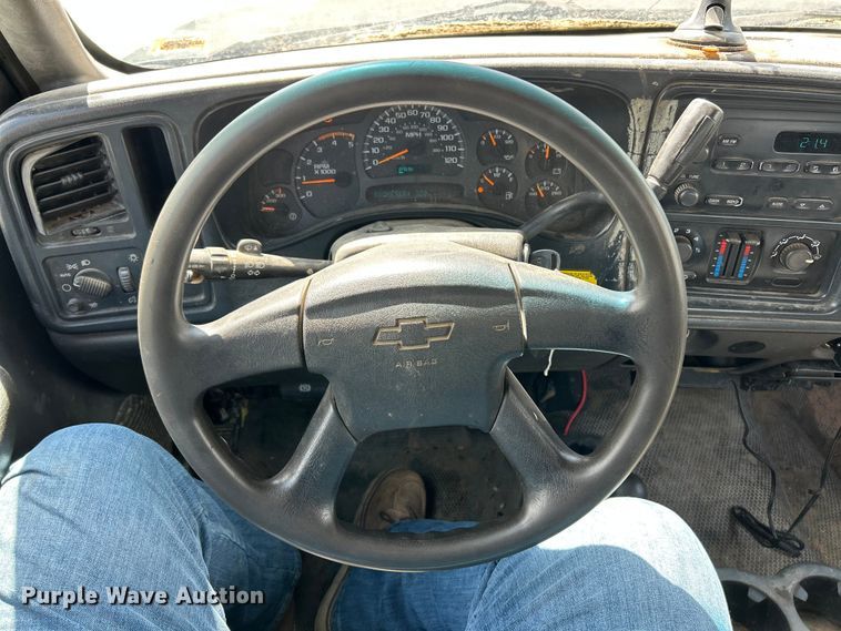 image for item FC5477 2003 Chevrolet Silverado 3500 flatbed pickup truck
