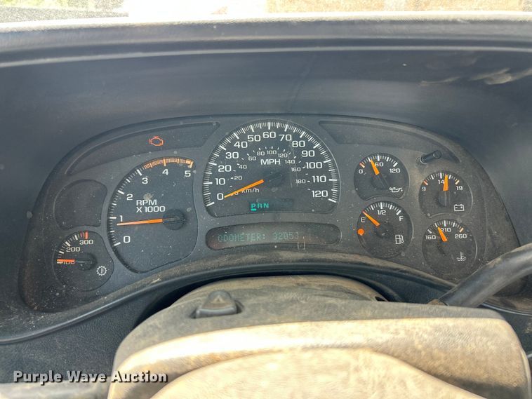 image for item FC5477 2003 Chevrolet Silverado 3500 flatbed pickup truck