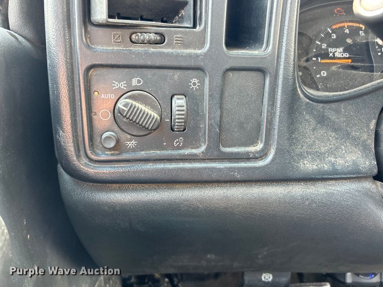 image for item FC5477 2003 Chevrolet Silverado 3500 flatbed pickup truck