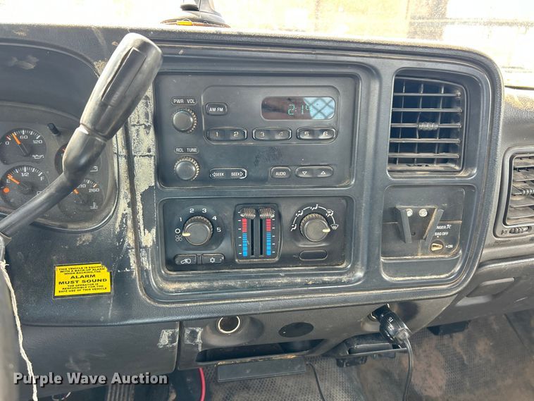 image for item FC5477 2003 Chevrolet Silverado 3500 flatbed pickup truck