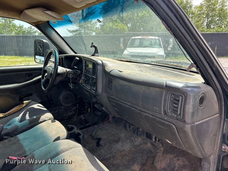 image for item FC5477 2003 Chevrolet Silverado 3500 flatbed pickup truck