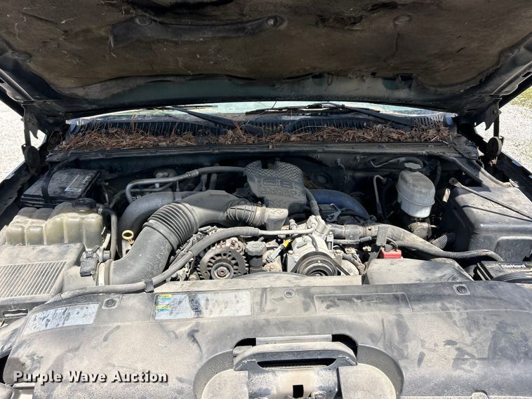 image for item FC5477 2003 Chevrolet Silverado 3500 flatbed pickup truck