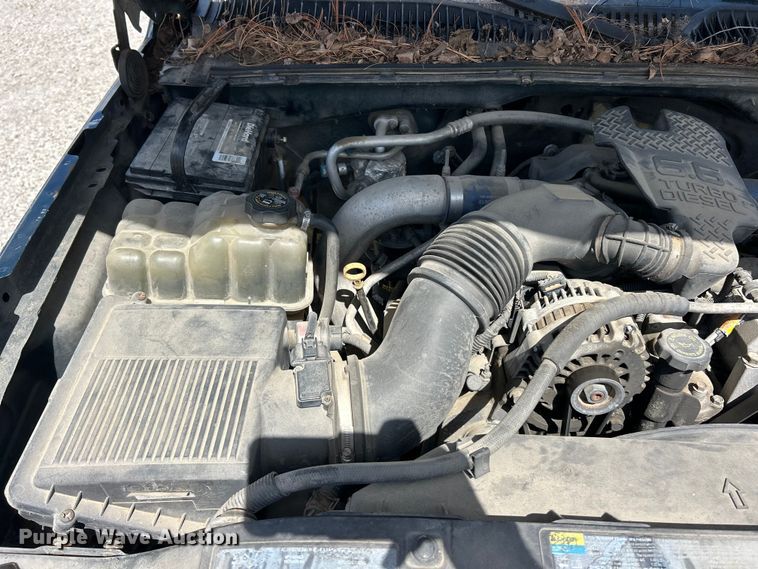 image for item FC5477 2003 Chevrolet Silverado 3500 flatbed pickup truck