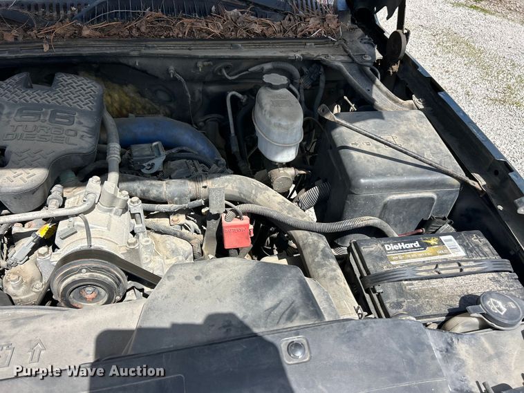 image for item FC5477 2003 Chevrolet Silverado 3500 flatbed pickup truck
