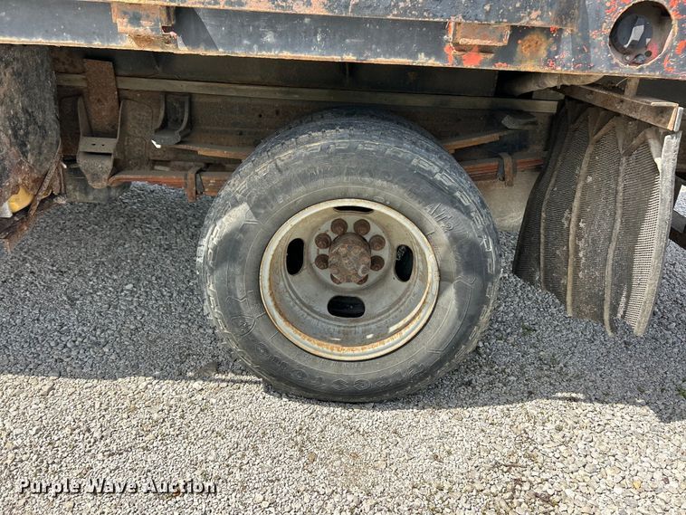 image for item FC5477 2003 Chevrolet Silverado 3500 flatbed pickup truck