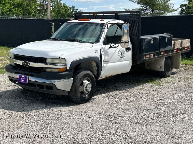 2002 Chevrolet Silverado 3500 flatbed pickup truck
