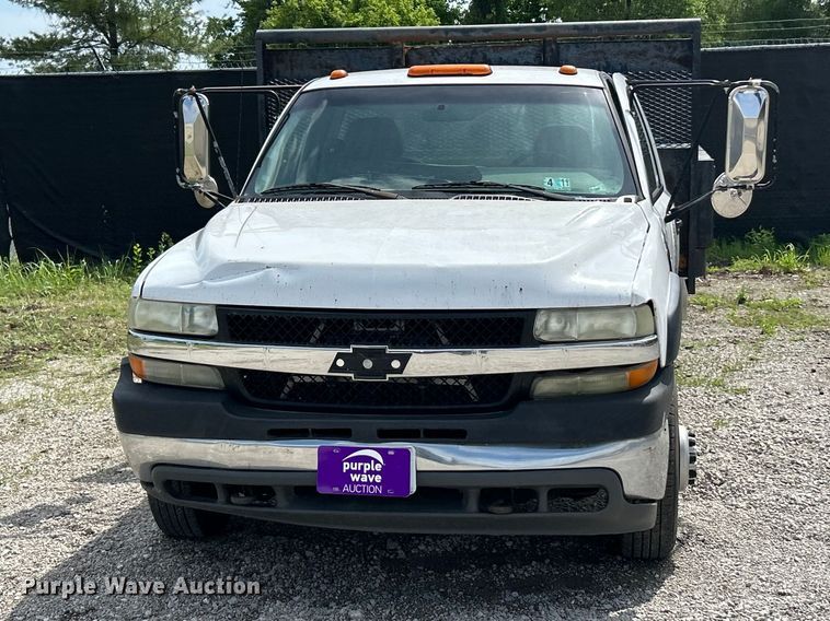 image for item FC5478 2002 Chevrolet Silverado 3500 flatbed pickup truck
