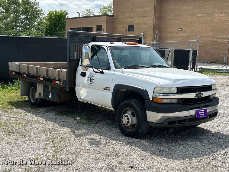 image for item FC5478 2002 Chevrolet Silverado 3500 flatbed pickup truck