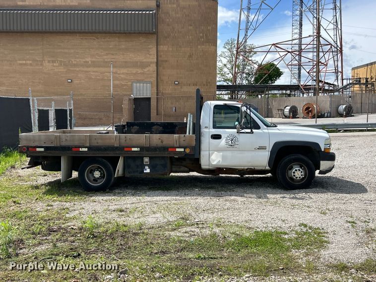 image for item FC5478 2002 Chevrolet Silverado 3500 flatbed pickup truck