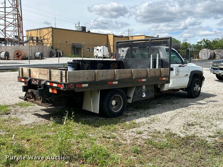 image for item FC5478 2002 Chevrolet Silverado 3500 flatbed pickup truck
