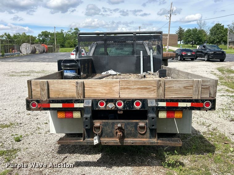 image for item FC5478 2002 Chevrolet Silverado 3500 flatbed pickup truck