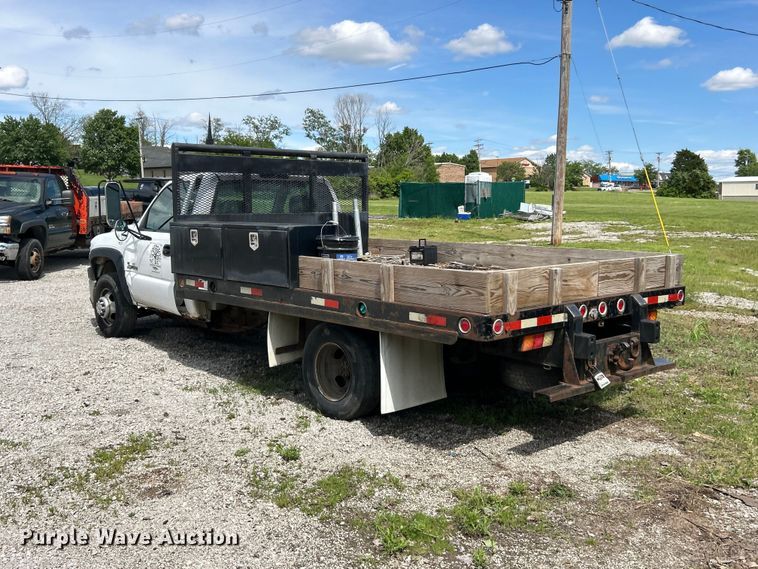 image for item FC5478 2002 Chevrolet Silverado 3500 flatbed pickup truck