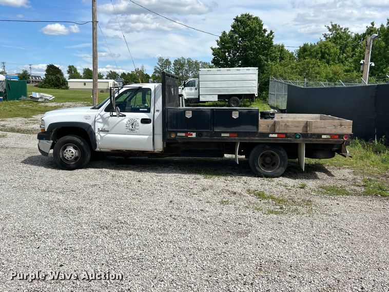 image for item FC5478 2002 Chevrolet Silverado 3500 flatbed pickup truck