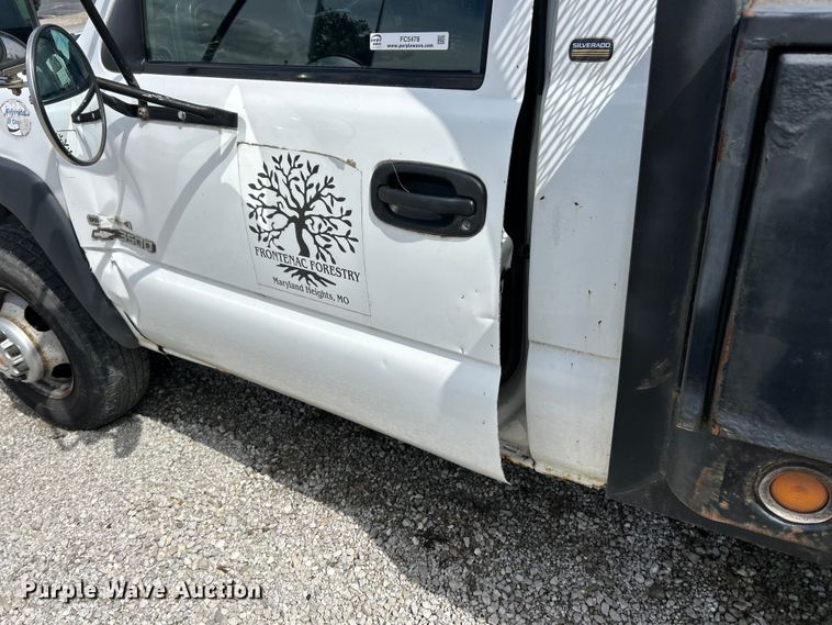 image for item FC5478 2002 Chevrolet Silverado 3500 flatbed pickup truck