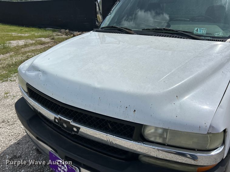 image for item FC5478 2002 Chevrolet Silverado 3500 flatbed pickup truck