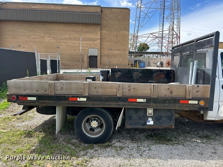 image for item FC5478 2002 Chevrolet Silverado 3500 flatbed pickup truck